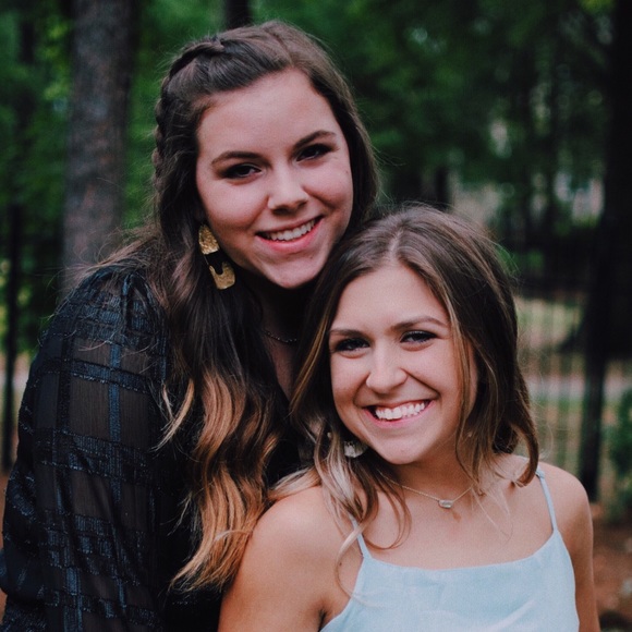 Profile Picture of Andrea Klohr (@andrea_klohr) on Poshmark