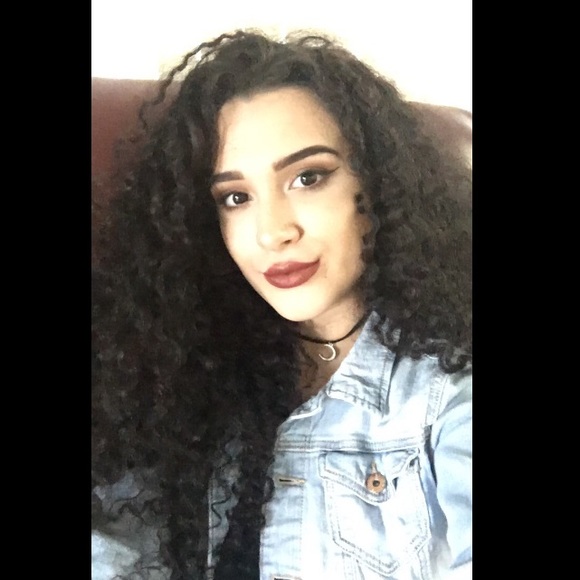 Profile Picture of Jeannette Bouzo (@jeannetteb123) on Poshmark