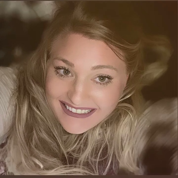 Profile Picture of Sarah Geiler (@sgeiler1027) on Poshmark