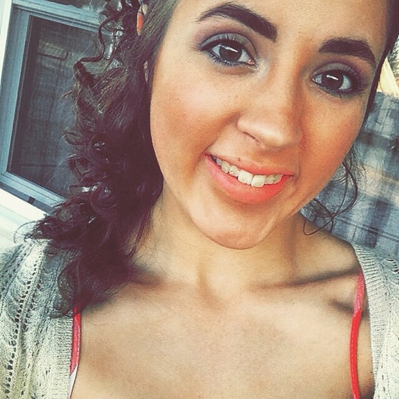 Profile Picture of Maddy Haislop (@maddyhaislop_17) on Poshmark