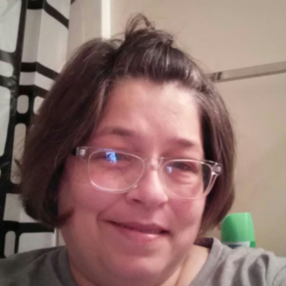 Profile Picture of Robin Smiley (@smileyrobin10) on Poshmark