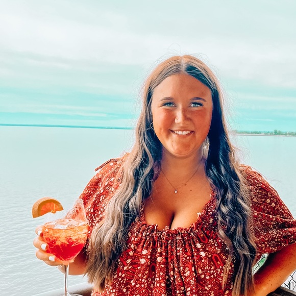Profile Picture of Lydia Lofstrom (@lydialofstrom) on Poshmark
