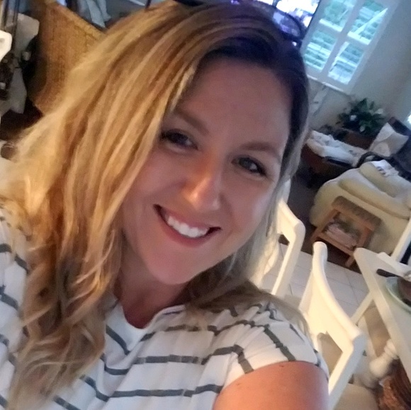 Profile Picture of Annie Onsgard (@annieonsgard) on Poshmark