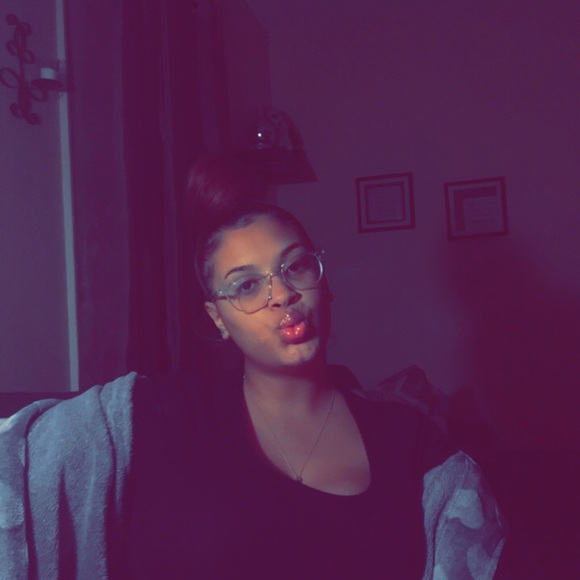 Profile Picture of Joelly Vecchioli (@joelly123) on Poshmark