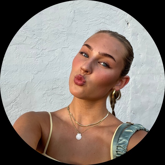 Profile Picture of Grace Hendrickson (@gracehend32) on Poshmark