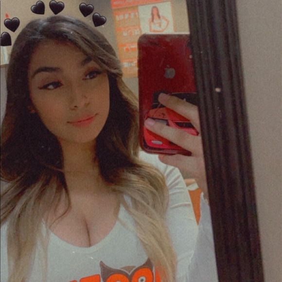 Profile Picture of Ariel Velazquez (@arieleilani34) on Poshmark