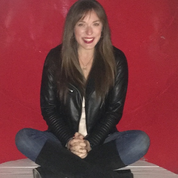 Profile Picture of Danielle Thorpe (@dragonfly0404) on Poshmark