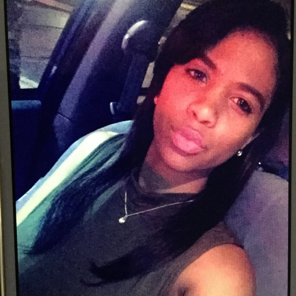 Profile Picture of Aisha Webb (@bombbeautye) on Poshmark