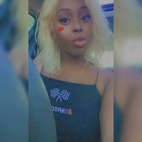 Profile Picture of Mandee Johnson (@allurebyamanda) on Poshmark