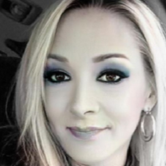 Profile Picture of Christi Lafave (@christilafave) on Poshmark