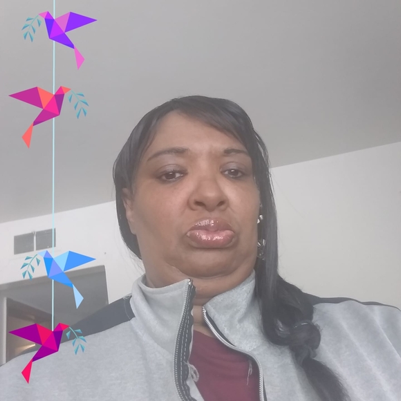 Profile Picture of Mae Edwards (@maeedwards1234) on Poshmark