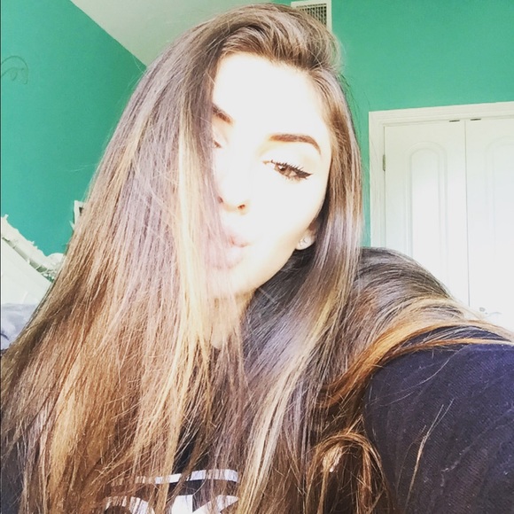 Profile Picture of Dorina Papraniku (@dorinax0x) on Poshmark