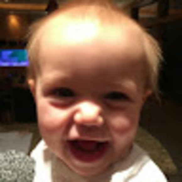 Profile Picture of Amanda Wolfe (@amandawolfe1013) on Poshmark