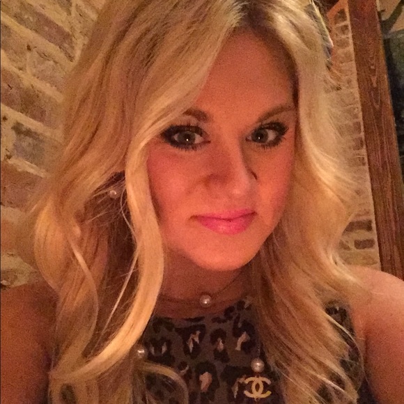 Profile Picture of Elizabeth Minninger (@ebirdie19) on Poshmark