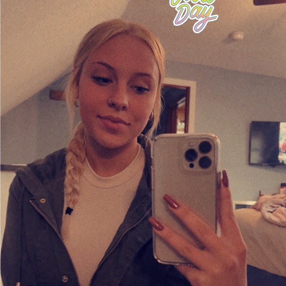 Profile Picture of Elizabeth Gorsline (@lizgorsline16) on Poshmark