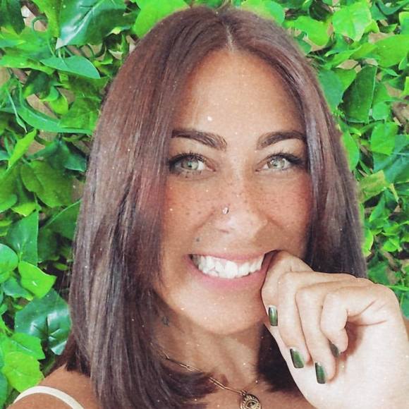 Profile Picture of Dayanny Bergmann (@dayannybergmann) on Poshmark