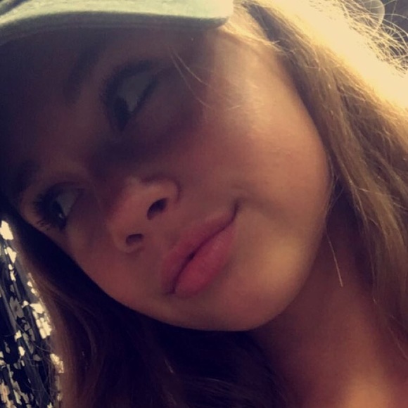 Profile Picture of Julia Wilburn (@juliaxwilburn) on Poshmark
