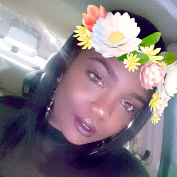 Profile Picture of Rochelle Johnson levy (@iamroe) on Poshmark