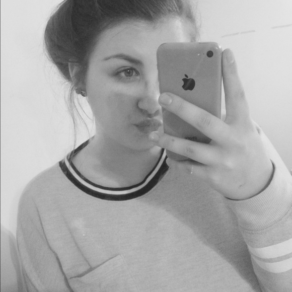 Profile Picture of Kelsey Genualdi (@kelssseygrace) on Poshmark