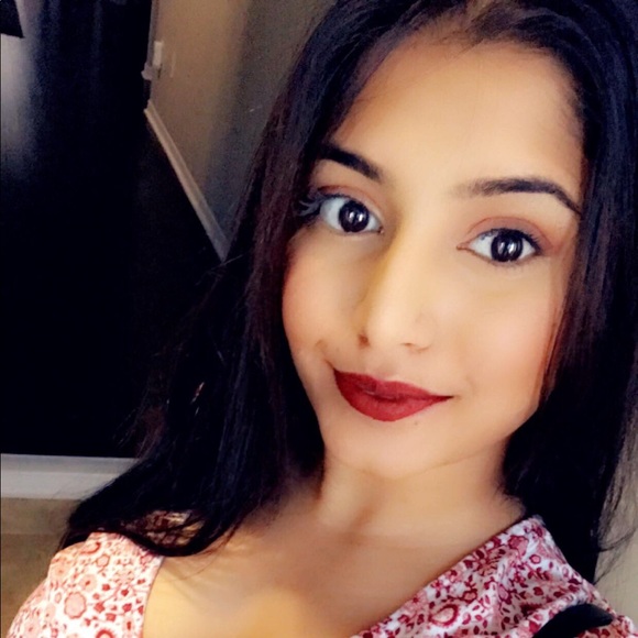 Profile Picture of Sharon Cerejo (@sharoncerejo) on Poshmark