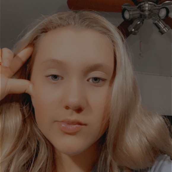Profile Picture of Ava Schaffer (@avaschaffer24) on Poshmark