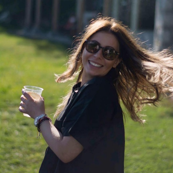 Profile Picture of Daniella Dumas (@della95d) on Poshmark