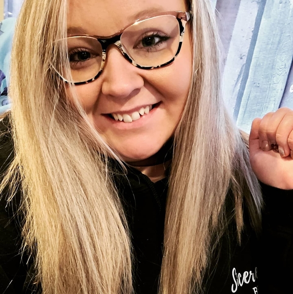 Profile Picture of Lizzy Sellner (@lizzysellner) on Poshmark