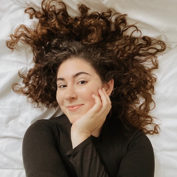 Profile Picture of Alexandra Arzuaga (@alearzuaga) on Poshmark