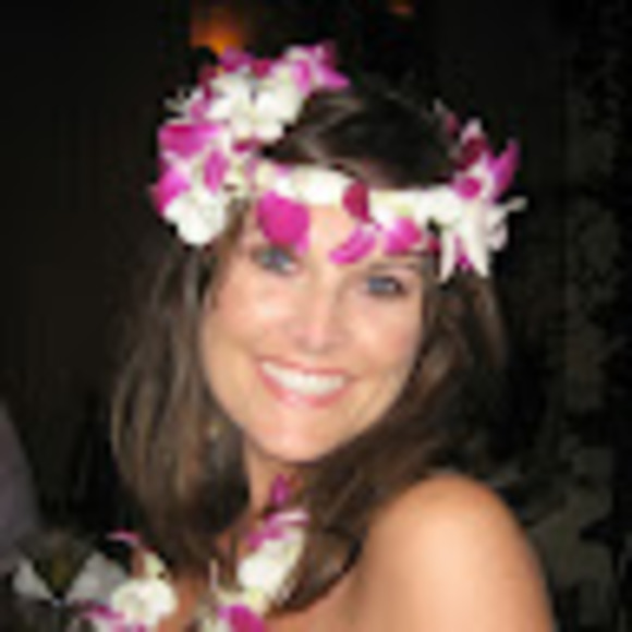 Profile Picture of Tiffany Bown (@tiffanyrbown) on Poshmark