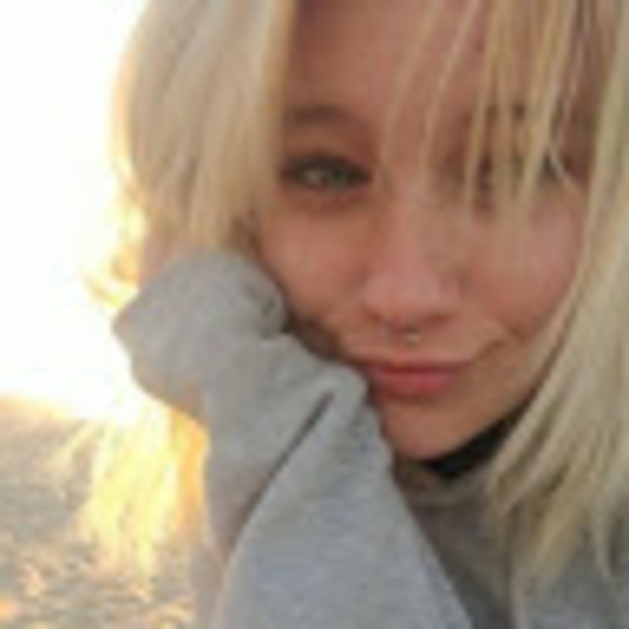 Profile Picture of Gwen Michalak (@gwencelia) on Poshmark