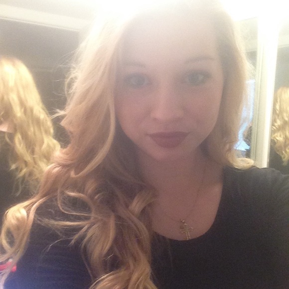 Profile Picture of Sharman Crystal (@sharman_elise) on Poshmark