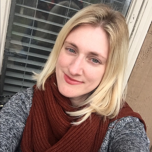 Profile Picture of Lisa Applegate (@lapple17) on Poshmark