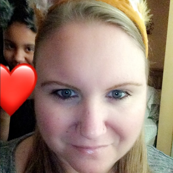 Profile Picture of Nichole Blair (@nicholemary33) on Poshmark