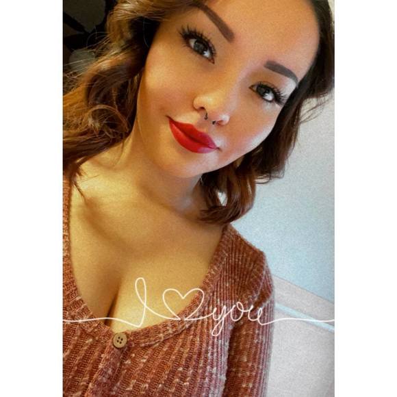 Profile Picture of Riah Balatche (@riahri3) on Poshmark