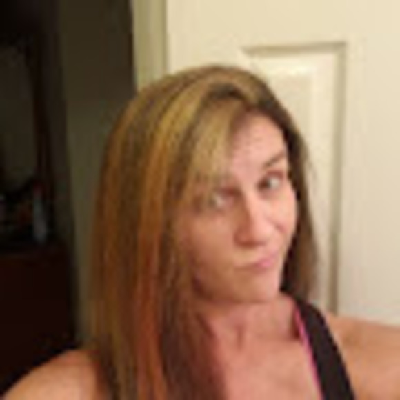 Profile Picture of Elizabeth Manning (@lmanning1107) on Poshmark