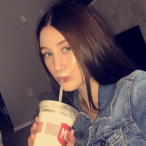 Profile Picture of Isabelle Miller (@flossinbelle) on Poshmark