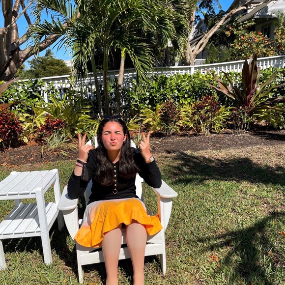 Profile Picture of Nina Yurovsky (@ninayurovsky19) on Poshmark