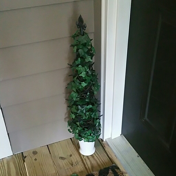 Profile Picture of Jen Klinsic (@saenoemore) on Poshmark