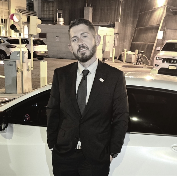 Profile Picture of Jeffrey Pfaff (@jeffrey_pfaff) on Poshmark