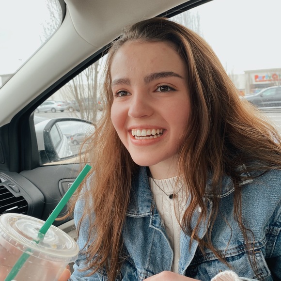 Profile Picture of Lauren Uthoff (@laurenuthoff) on Poshmark