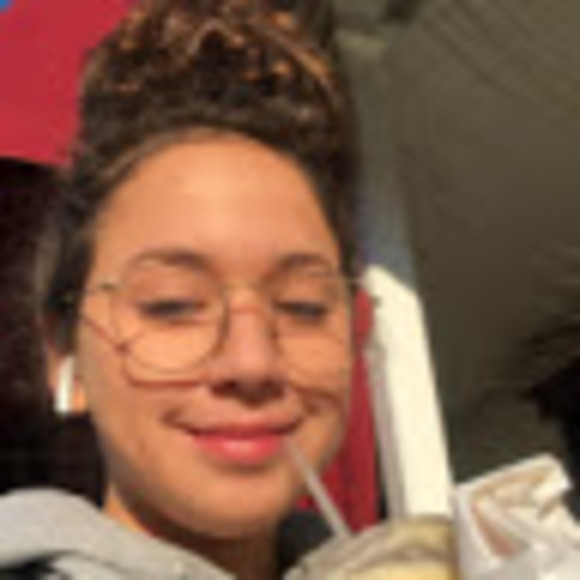 Profile Picture of Isabella Bucksner (@ibucksner) on Poshmark
