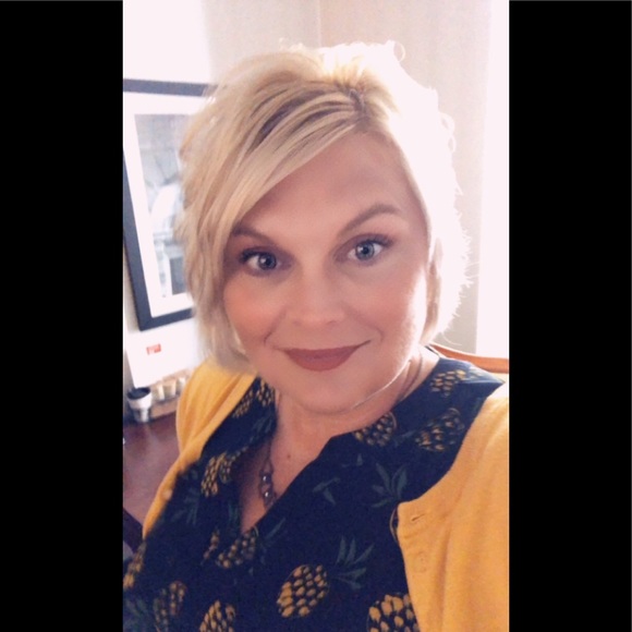 Profile Picture of Christine Mielecki (@chrissiesuem) on Poshmark