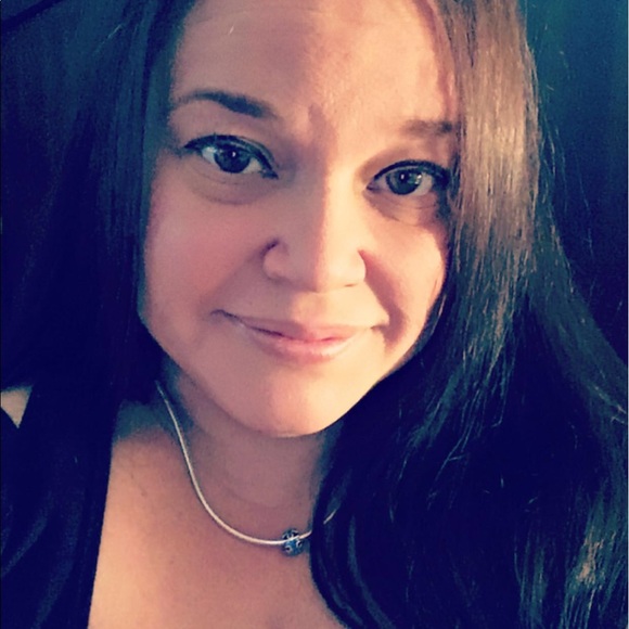 Profile Picture of Maria Vallellanes (@mvallellanes) on Poshmark