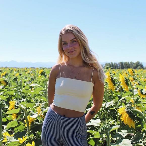 Profile Picture of Emmily Grinwis (@emmilygrinwis) on Poshmark
