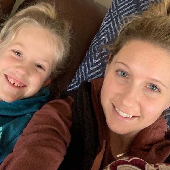 Profile Picture of Kelly Emblom (@lelly_33) on Poshmark