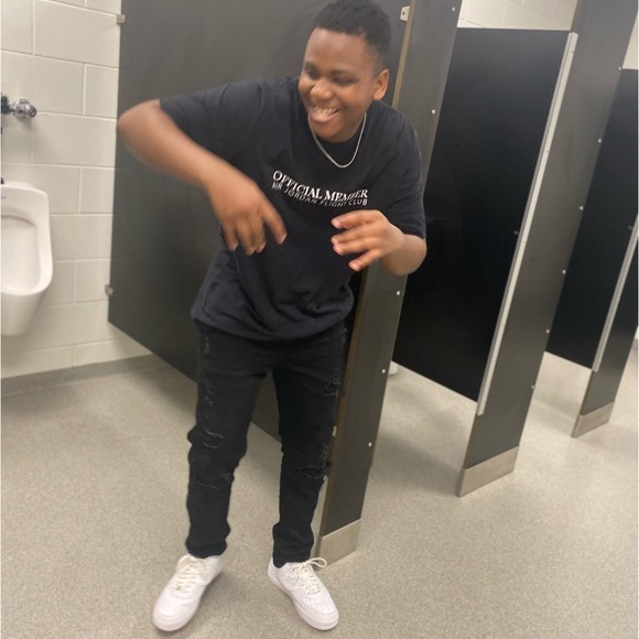 Profile Picture of Markel Robertosn (@cowardrobertson) on Poshmark