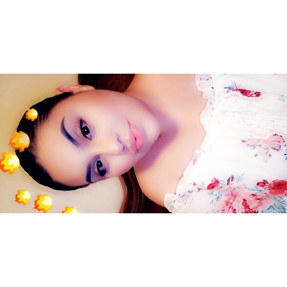 Profile Picture of Leonarda Vera (@lea_vera) on Poshmark