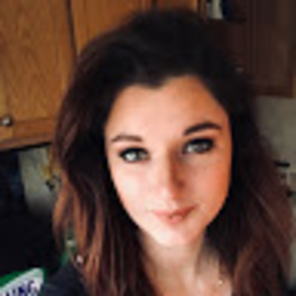 Profile Picture of Autum Hellinger (@autumhellinger) on Poshmark
