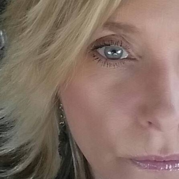 Profile Picture of Jackie Simons (@snomiss) on Poshmark