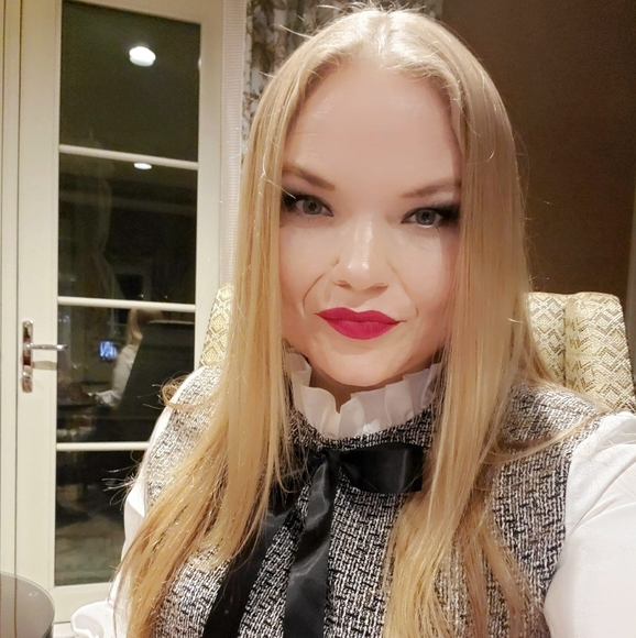 Profile Picture of Barbie Sersland (@barbiesersland) on Poshmark